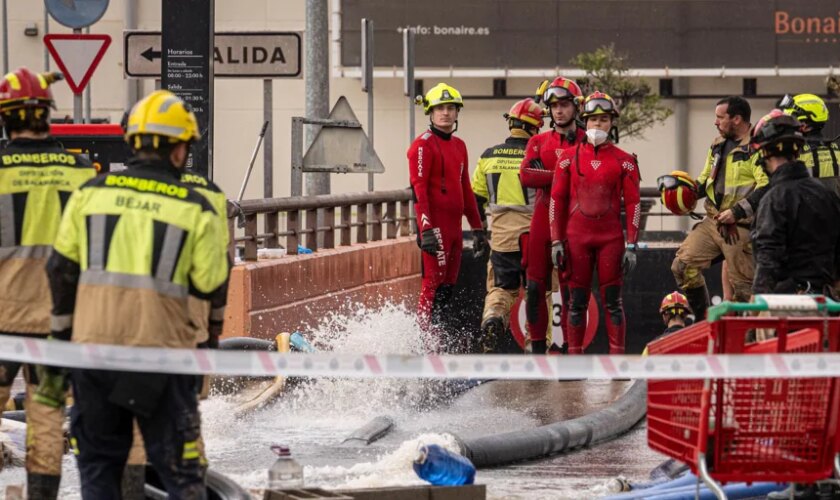 Los equipos de rescate no encuentran ningún cadáver tras achicar el agua en el parking del Centro Comercial Bonaire