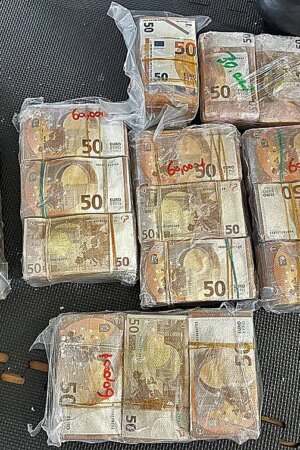 Los fajos del policía 'banquero' de los 20 millones del narco: paquetes de 50 euros en comisaría, de 100 y 500 en casa