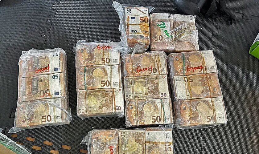 Los fajos del policía 'banquero' de los 20 millones del narco: paquetes de 50 euros en comisaría, de 100 y 500 en casa