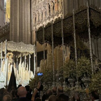 Los palios de la Estrella y el Socorro, frente a frente en la Catedral de Sevilla