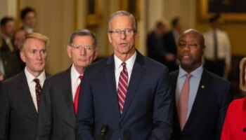 Los republicanos evitan las presiones del 'trumpismo' y eligen a John Thune como su líder en el Senado