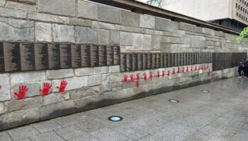 Mains rouges taguées sur le Mémorial de la Shoah à Paris : « Je ne connaissais pas la signification »