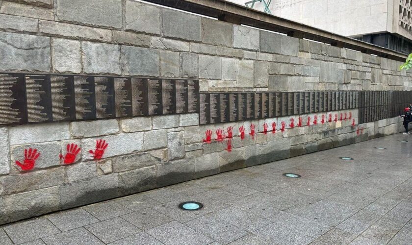 Mains rouges taguées sur le Mémorial de la Shoah à Paris : « Je ne connaissais pas la signification »