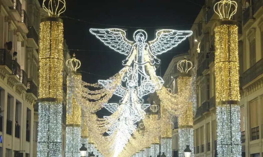 Málaga enciende la Navidad ante miles de personas en la calle Larios