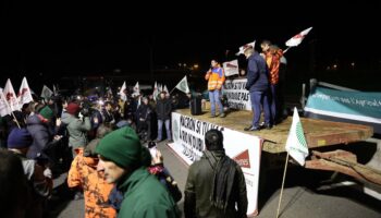 « Manu, arrête le Mercosur, ça rend sourd ! » : en Île-de-France, la mobilisation des agriculteurs a commencé