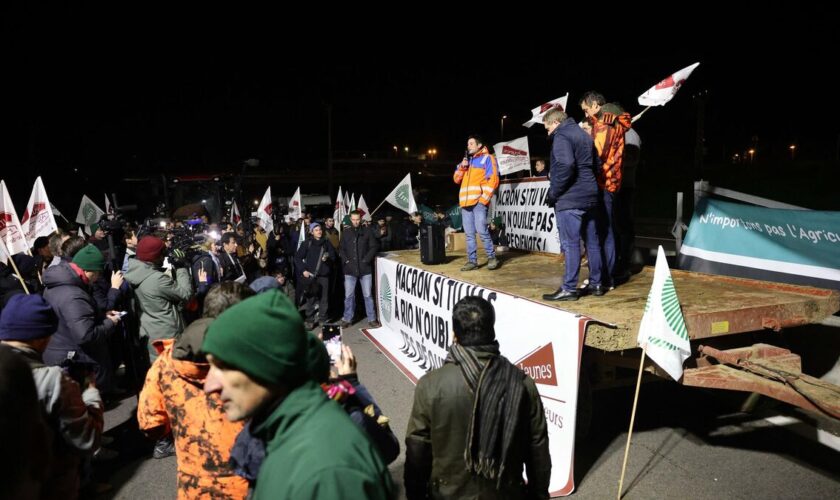 « Manu, arrête le Mercosur, ça rend sourd ! » : en Île-de-France, la mobilisation des agriculteurs a commencé