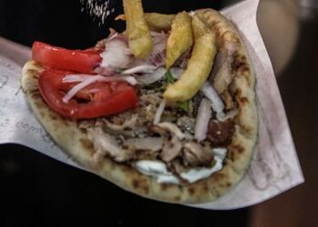 Max Strohe über Gyros Pita: Das Geheimnis? In Olivenöl gebackene Fritten