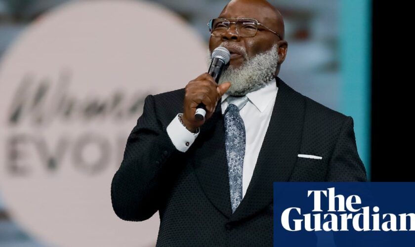 Megachurch founder TD Jakes suffers health incident during sermon in Texas