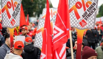 Die IG Metall setzt ihre Warnstreiks zu Beginn der neuen Woche in mehreren Bundesländern fort. (Archivbild) Foto: Daniel Karmann