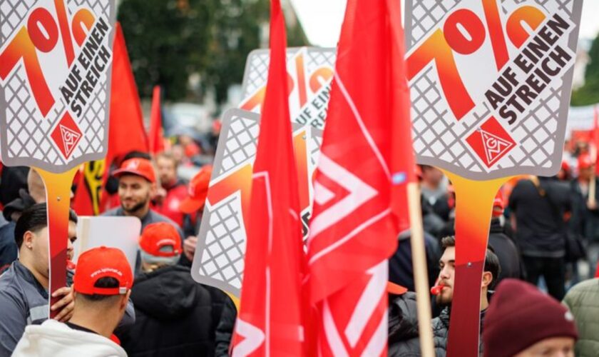 Die IG Metall setzt ihre Warnstreiks zu Beginn der neuen Woche in mehreren Bundesländern fort. (Archivbild) Foto: Daniel Karmann