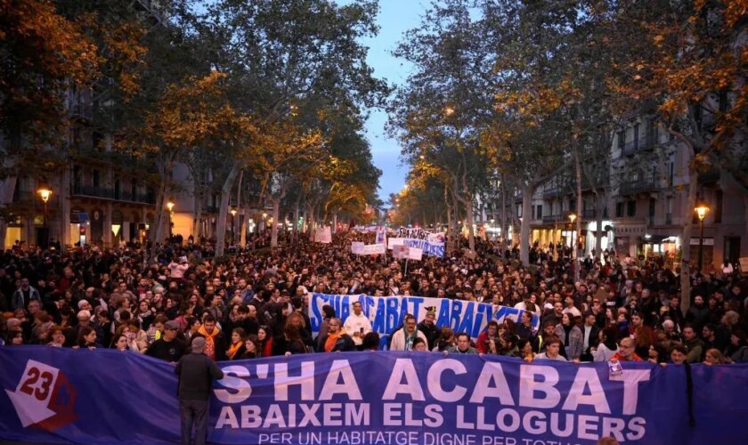 Miles de personas exigen en Barcelona la bajada de los alquileres y plantean una huelga de inquilinos