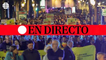 Miles de valencianos salen a la calle contra Mazón en una convocatoria menos masiva: "Ni Generalitat ni Gobierno, ¿qué barrizal sois?"