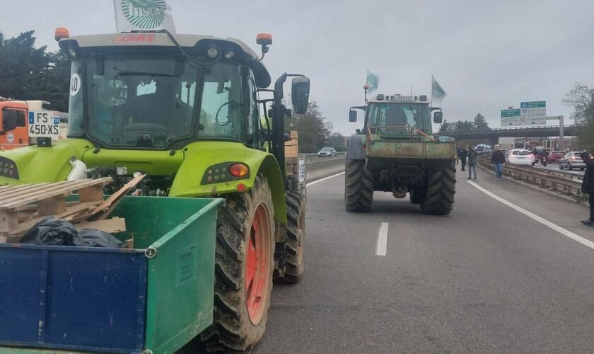 Mobilisés toute la nuit « face à l’enfumage », les agriculteurs lèvent leur camp sur la N118 à Vélizy