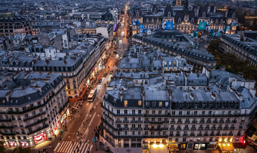 Moins de voitures, des logements sociaux rénovés… Comment Paris veut éviter le scénario d’une ville sous 50 °C