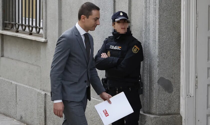 Moncloa envió a Lobato el documento sobre el novio de Ayuso sin marca de agua de ningún medio: "¿Cómo tenemos esto?"... "Porque llega"