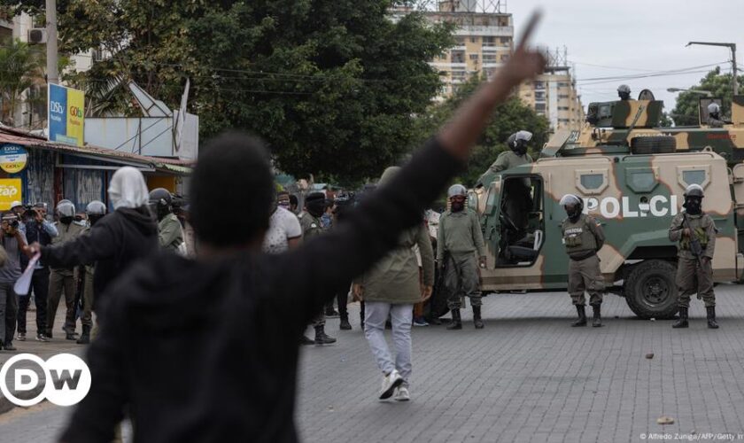 Mozambique: Police use tear gas on protesters in Maputo