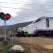 Mueren dos operarios de las obras del AVE al ser arrollado su coche por un Alvia en un paso a nivel