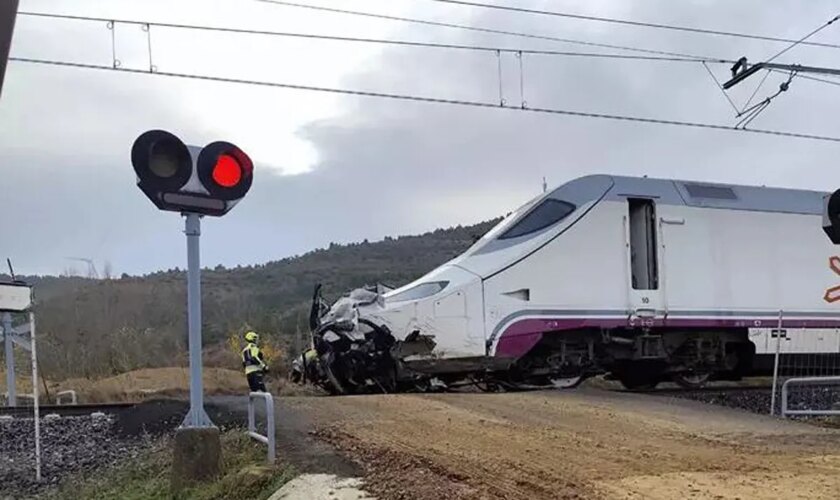 Mueren dos operarios de las obras del AVE al ser arrollado su coche por un Alvia en un paso a nivel