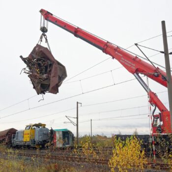 Die Bergung der zerstörten Zugwagen nach dem Unglück. (Archivbild) Foto: Henning Kaiser/dpa