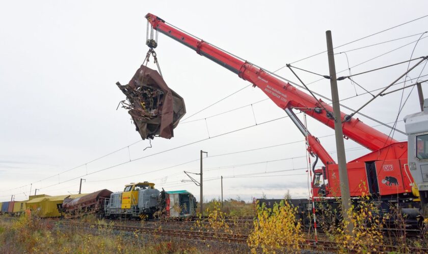 Die Bergung der zerstörten Zugwagen nach dem Unglück. (Archivbild) Foto: Henning Kaiser/dpa