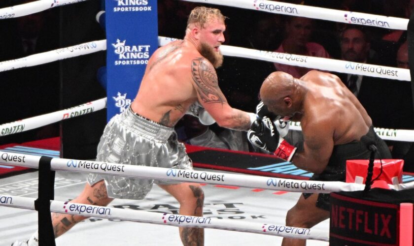 Jake Paul verpasst Mike Tyson im Ring einen Schlag