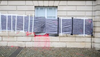 Die Schmierereien am Landtagsgebäude sind auch Wochen nach der Tat noch nicht vollständig entfernt worden. (Archivbild) Foto: Ju