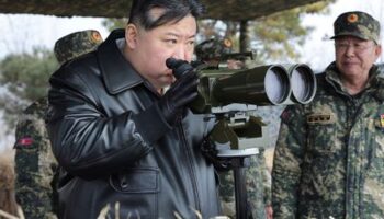 Nordkorea Kim ruft zur Kriegsvorbereitung auf und schickt offenbar Artilleriegeschütze an Russen