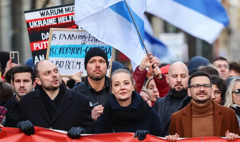 Opositores rusos se manifiestan en Berlín contra la guerra en lo que Ucrania llama "una campaña de relaciones públicas"