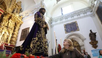 Oro y símbolos de una larga veneración: así es el ajuar de túnicas del Señor Rescatado de Córdoba