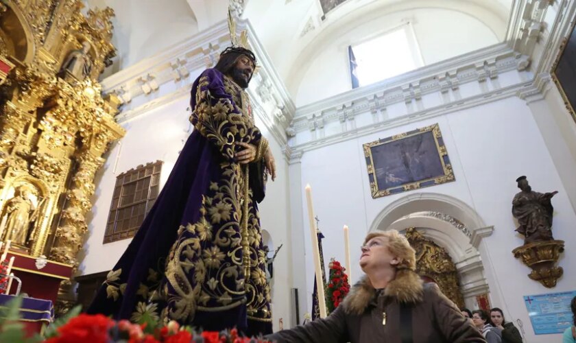 Oro y símbolos de una larga veneración: así es el ajuar de túnicas del Señor Rescatado de Córdoba