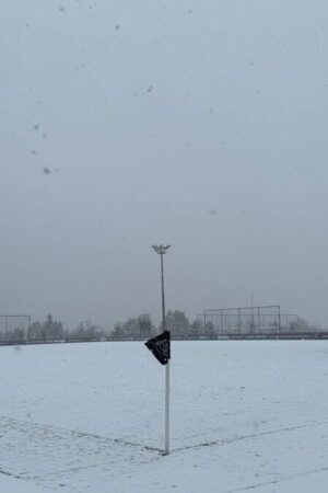 PSG : les images de la bataille de boules de neige des Parisiens au Campus de Poissy avant l’entraînement