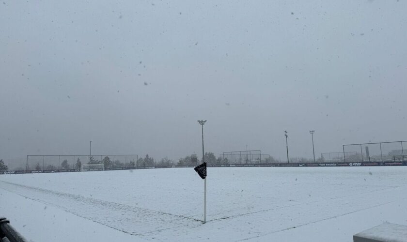 PSG : les images de la bataille de boules de neige des Parisiens au Campus de Poissy avant l’entraînement