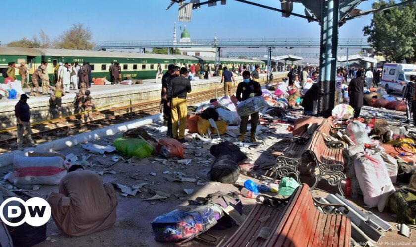 Pakistan: Deadly blast at railway station in Balochistan