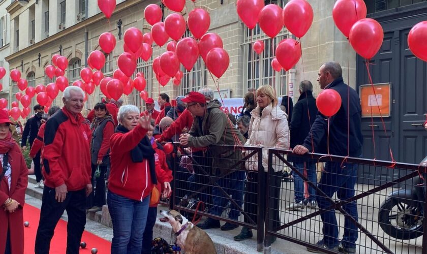 Paris : expulsés, les boulistes du Clap ripostent en organisant des parties de pétanque en plein Montmartre