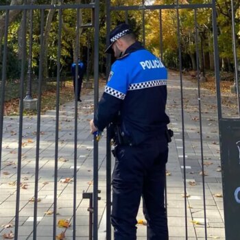 Parques y zonas arboladas cerradas en varias ciudades ante la alerta por viento