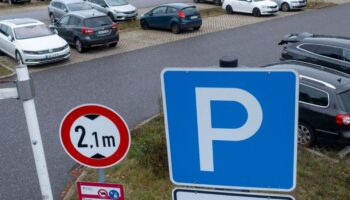 Pendler nehmen in Mecklenburg-Vorpommern mitunter lange Strecken für den Weg zur Arbeit in Kauf. (Archivbild) Foto: Jens Büttner