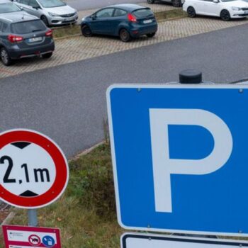 Pendler nehmen in Mecklenburg-Vorpommern mitunter lange Strecken für den Weg zur Arbeit in Kauf. (Archivbild) Foto: Jens Büttner