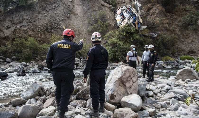 Pérou: au moins 11 morts après la chute d'un minibus dans un ravin