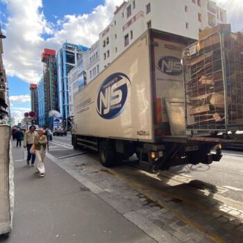 Pollution à Paris : deux associations proposent de créer « une zone de livraison apaisée »