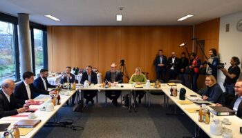 Spitzenvertreter von CDU, BSW und SPD verhandeln über die mögliche Bildung einer sogenannten Brombeer-Koalition. Foto: Martin Sc