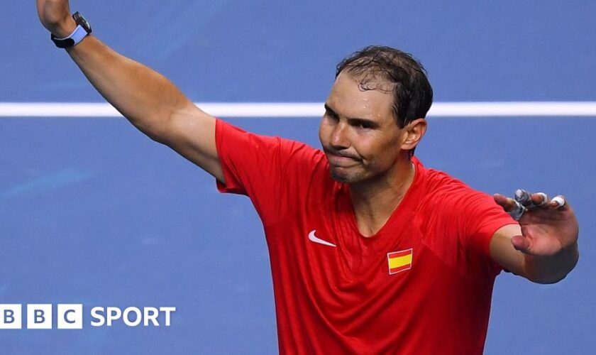 Rafael Nadal waves to the Davis Cup crowd in Malaga