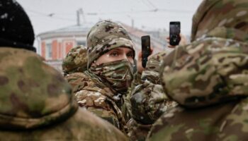 Russie: Poutine signe une loi effaçant des dettes pour les soldats en Ukraine