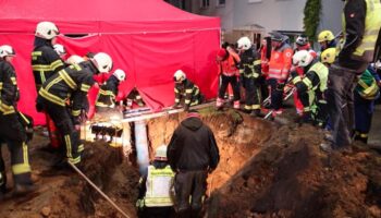 Sachsen: Zweijähriger fällt in metertiefen Schacht – aufwendige Rettung bei Eiseskälte