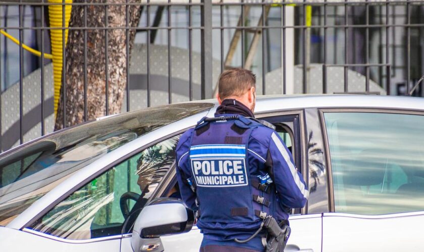 Saint-Étienne : un homme menaçant et armé de couteaux abattu par la police à proximité du marché de Noël