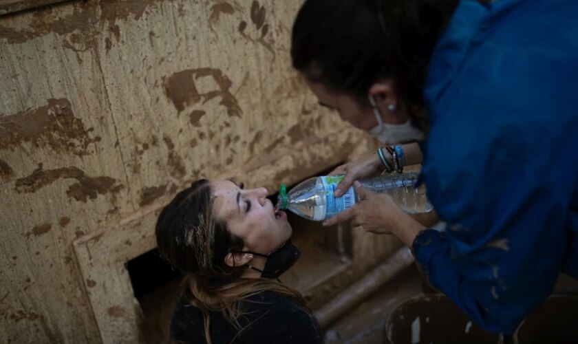 Sin fecha para poder beber agua del grifo en las casas afectadas por la DANA: «Sigan consumiendo de botellas»