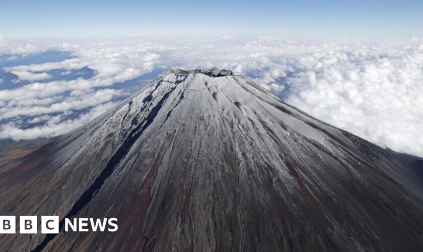 Snow back on Mount Fuji after longest absence