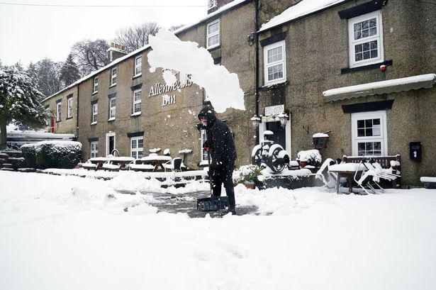 Snow feared TONIGHT as yellow Met Office warning comes into affect - here's where