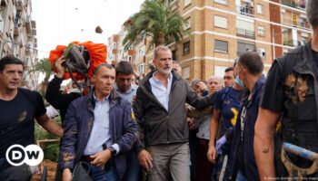 Spain: Angry reception as king visits flood-hit Valencia