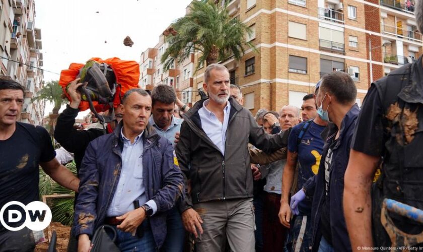 Spain: Angry reception as king visits flood-hit Valencia