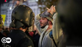 Spain: Thousands protest in Valencia over flood handling